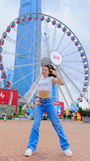 Cherry Ngan Instagram - 最近決定每去一個地方
都以dance challenge紀錄珍貴的當下
所以我也來bang一下！
（還可以嗎？🫣）
（第四五根手指有連起來的傾向 練了好一會😂）
曬到中環下午2點的太陽了～
最後一秒看我拍到了什麼？🤣
P.S. 歡迎發你想我挑戰的dance reels給我！💖
#peekaboo #HongKong #CherryDanceChallenge