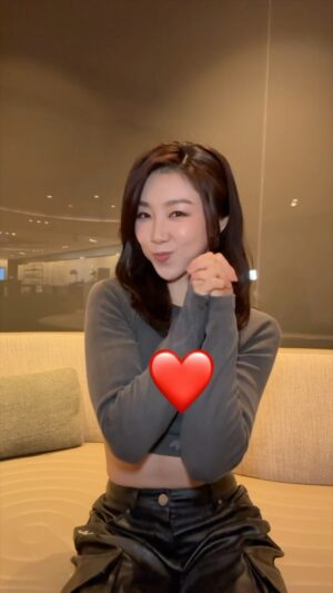 Cherry Ngan Instagram - Weekend is coming! 辛苦埋聽日又可以鬆吓🥰送你一隻心心舞～給你們加油！😆💖✨#週末來咯 #weekendscoming #dance #chill #加油