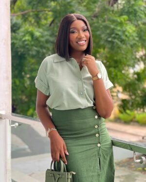 Chinenye Nnebe Instagram - A lady and her babies (check last slide to see my babies from 💚❤️🖤

Today is try your luck day. So I’d be trying my luck with a brand I’ve always wanted to work with, which is @kayali 

Y’all please tell @kayali that I’m a lover of their perfume and I’d absolutely love to work with them 🥺❤️
