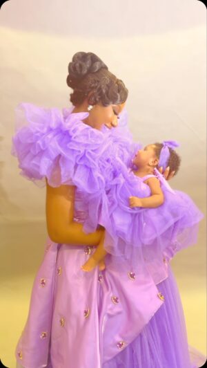 Chinenye Nnebe Instagram - Gosshhhhhh my Ada @adaezeaurora is so perfect ❤️.

My sister @omah_nnebe and brother-in-law @dj_noah_official_page gave me the most beautiful niece ever 🥰
I’ve cried so much watching this video 🙈

Please rush to my sister’s YouTube channel “PreetyOmahs World” to watch the behind the scenes of this video 🙏🏽