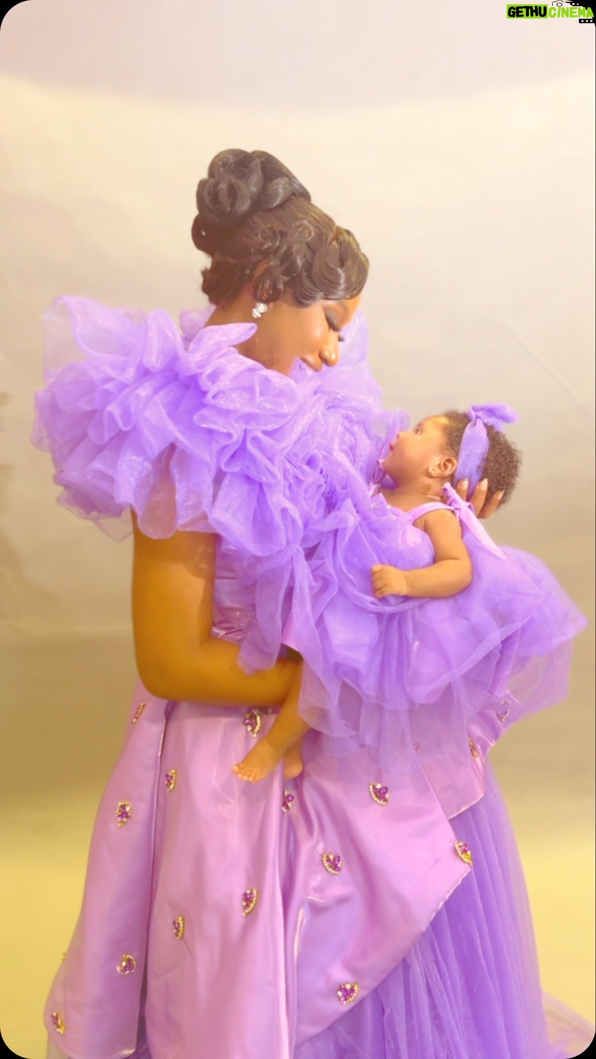 Chinenye Nnebe - 181.6K Likes - Gosshhhhhh my Ada @adaezeaurora is so perfect ❤️.
My sister @omah_nnebe and brother-in-law @dj_noah_official_page gave me the most beautiful niece ever 🥰
I’ve cried so much watching this video 🙈
Please rush to my sister’s YouTube channel “PreetyOmahs World” to watch the behind the scenes of this video 🙏🏽