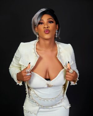 Chioma Okafor Instagram - Happy New Year Fam 💋🥰
May this 2025 be a year of More congratulations, celebration & abundance of happiness,peace & Unwavering Grace 🎁

Cheers 🥂