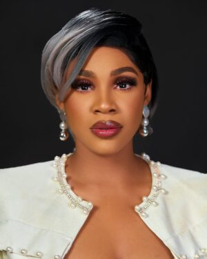 Chioma Okafor Instagram - Happy New Year Fam 💋🥰
May this 2025 be a year of More congratulations, celebration & abundance of happiness,peace & Unwavering Grace 🎁

Cheers 🥂