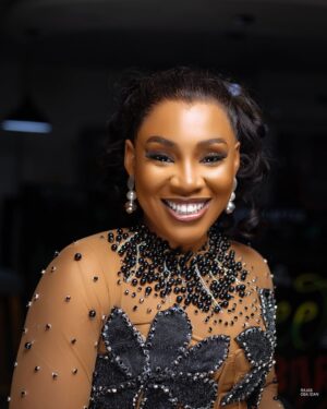 Chioma Okafor Instagram - Someone Please Save Me, Am drowning in Beauty 😩

Honestly Drowning in Gratitude.. Gracias Family 🥰🥺

The Drowners 😁🥰

👗: @thestyleforte 
💇‍♀️ : @thee_hair_vault 
💄 : @shollyb_glam 
📸: @itz_rajab 

#FocusOnChioma