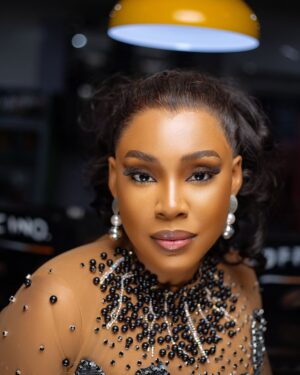 Chioma Okafor Instagram - Someone Please Save Me, Am drowning in Beauty 😩

Honestly Drowning in Gratitude.. Gracias Family 🥰🥺

The Drowners 😁🥰

👗: @thestyleforte 
💇‍♀️ : @thee_hair_vault 
💄 : @shollyb_glam 
📸: @itz_rajab 

#FocusOnChioma