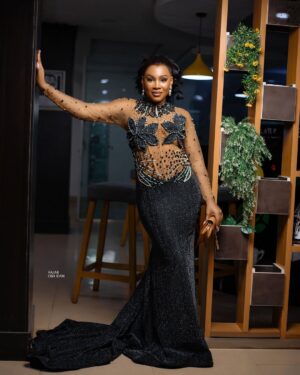 Chioma Okafor Instagram - Someone Please Save Me, Am drowning in Beauty 😩

Honestly Drowning in Gratitude.. Gracias Family 🥰🥺

The Drowners 😁🥰

👗: @thestyleforte 
💇‍♀️ : @thee_hair_vault 
💄 : @shollyb_glam 
📸: @itz_rajab 

#FocusOnChioma