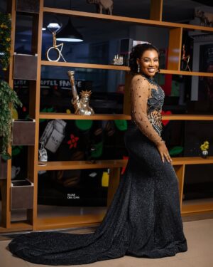 Chioma Okafor Instagram - Someone Please Save Me, Am drowning in Beauty 😩

Honestly Drowning in Gratitude.. Gracias Family 🥰🥺

The Drowners 😁🥰

👗: @thestyleforte 
💇‍♀️ : @thee_hair_vault 
💄 : @shollyb_glam 
📸: @itz_rajab 

#FocusOnChioma