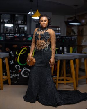 Chioma Okafor Instagram - Someone Please Save Me, Am drowning in Beauty 😩

Honestly Drowning in Gratitude.. Gracias Family 🥰🥺

The Drowners 😁🥰

👗: @thestyleforte 
💇‍♀️ : @thee_hair_vault 
💄 : @shollyb_glam 
📸: @itz_rajab 

#FocusOnChioma