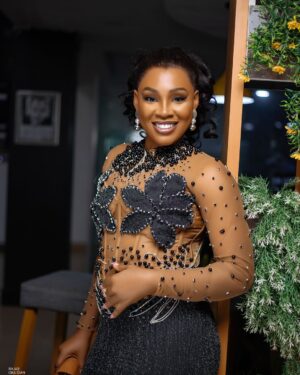 Chioma Okafor Instagram - Someone Please Save Me, Am drowning in Beauty 😩

Honestly Drowning in Gratitude.. Gracias Family 🥰🥺

The Drowners 😁🥰

👗: @thestyleforte 
💇‍♀️ : @thee_hair_vault 
💄 : @shollyb_glam 
📸: @itz_rajab 

#FocusOnChioma