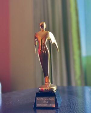 Chioma Okafor Instagram - Winner oooooo winnerrr !💃🏼💃🏼💃🏼

Last night was all shades of beautiful 
God is Good 🥺
Thank you @bon__awards for the award

I feel truly honored and blessed to be acknowledged 
for the work that I actually love doing 🥰

My Chief @okechukwuoku we made this one 🥺

Thank you to everyone who has watched and supported 
anything I have been in . THANK YOU OMAFAM ❤️🙏

“life in a day” is coming 🎥🔥🔥

#FocusOnChioma #BonAwards