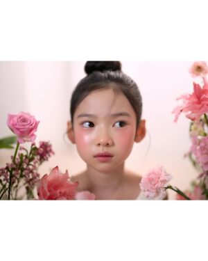 Choi So-yul Instagram - 만개한 벚꽃이 떠오르는 스핀오프 플라워 화보 🌷🌸

동화 속에서 튀어나온듯한 소율이의 분위기를 담아봤어요🖤

@yulvely_aeng 
@gon__make 
@vert_flo 
@spinoff_kids 

#스핀오프스튜디오
#키즈프로필 
#아역프로필