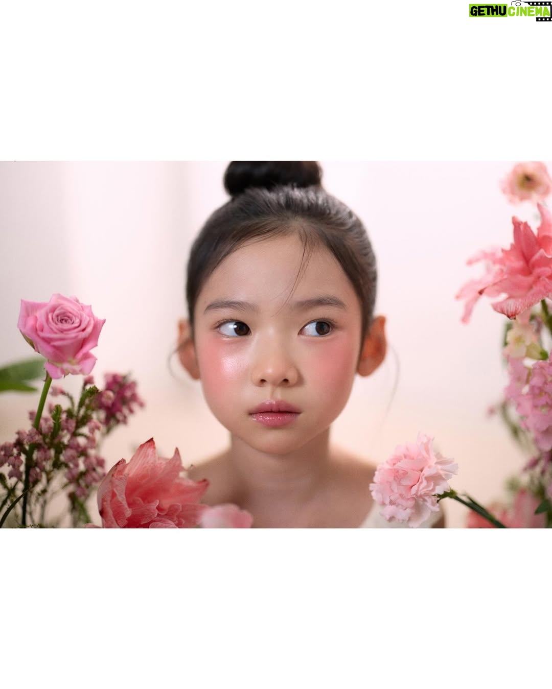 Choi So-yul - 2.8K Likes - 만개한 벚꽃이 떠오르는 스핀오프 플라워 화보 🌷🌸
동화 속에서 튀어나온듯한 소율이의 분위기를 담아봤어요🖤
@yulvely_aeng
@gon__make
@vert_flo
@spinoff_kids
#스핀오프스튜디오
#키즈프로필
#아역프로필