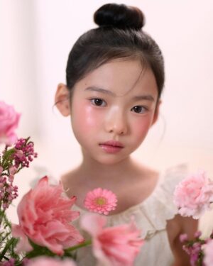 Choi So-yul Instagram - 만개한 벚꽃이 떠오르는 스핀오프 플라워 화보 🌷🌸

동화 속에서 튀어나온듯한 소율이의 분위기를 담아봤어요🖤

@yulvely_aeng 
@gon__make 
@vert_flo 
@spinoff_kids 

#스핀오프스튜디오
#키즈프로필 
#아역프로필