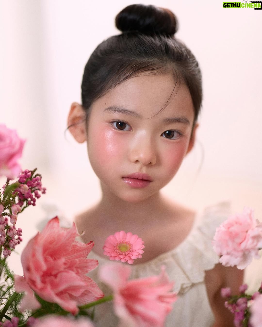 Choi So-yul - 2.8K Likes - 만개한 벚꽃이 떠오르는 스핀오프 플라워 화보 🌷🌸
동화 속에서 튀어나온듯한 소율이의 분위기를 담아봤어요🖤
@yulvely_aeng
@gon__make
@vert_flo
@spinoff_kids
#스핀오프스튜디오
#키즈프로필
#아역프로필