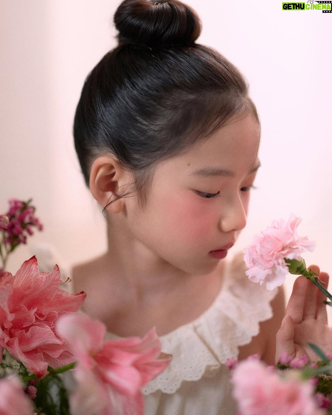 Choi So-yul - 2.8K Likes - 만개한 벚꽃이 떠오르는 스핀오프 플라워 화보 🌷🌸
동화 속에서 튀어나온듯한 소율이의 분위기를 담아봤어요🖤
@yulvely_aeng
@gon__make
@vert_flo
@spinoff_kids
#스핀오프스튜디오
#키즈프로필
#아역프로필