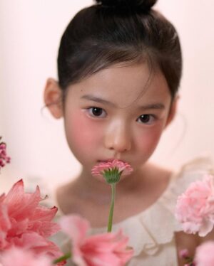 Choi So-yul Instagram - 만개한 벚꽃이 떠오르는 스핀오프 플라워 화보 🌷🌸

동화 속에서 튀어나온듯한 소율이의 분위기를 담아봤어요🖤

@yulvely_aeng 
@gon__make 
@vert_flo 
@spinoff_kids 

#스핀오프스튜디오
#키즈프로필 
#아역프로필