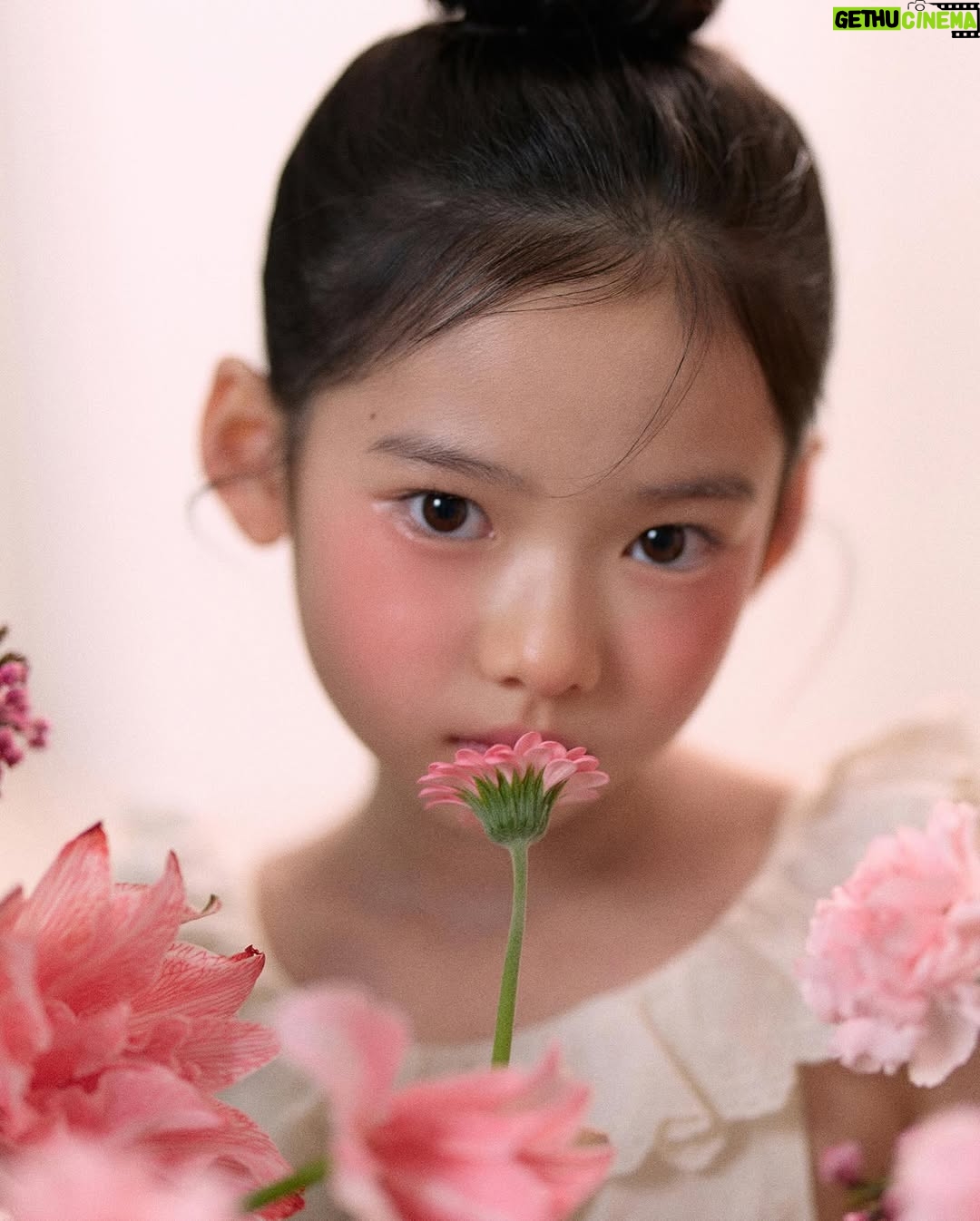 Choi So-yul - 2.8K Likes - 만개한 벚꽃이 떠오르는 스핀오프 플라워 화보 🌷🌸
동화 속에서 튀어나온듯한 소율이의 분위기를 담아봤어요🖤
@yulvely_aeng
@gon__make
@vert_flo
@spinoff_kids
#스핀오프스튜디오
#키즈프로필
#아역프로필
