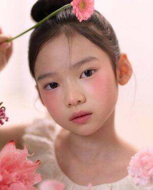 Choi So-yul Instagram - 만개한 벚꽃이 떠오르는 스핀오프 플라워 화보 🌷🌸

동화 속에서 튀어나온듯한 소율이의 분위기를 담아봤어요🖤

@yulvely_aeng 
@gon__make 
@vert_flo 
@spinoff_kids 

#스핀오프스튜디오
#키즈프로필 
#아역프로필