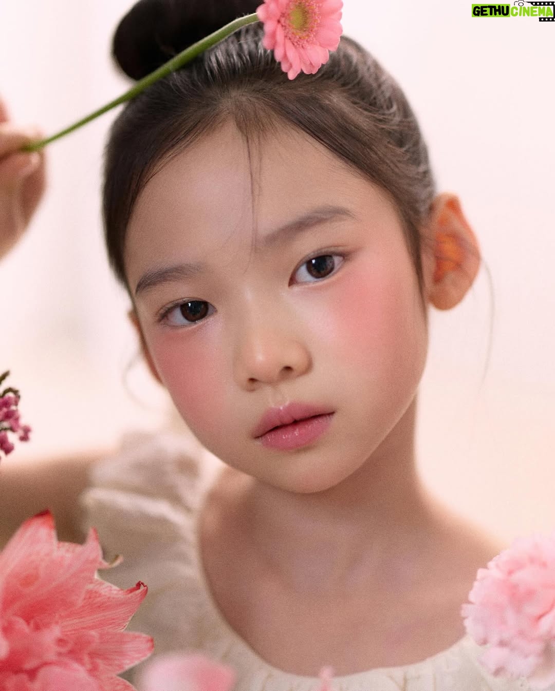 Choi So-yul - 2.8K Likes - 만개한 벚꽃이 떠오르는 스핀오프 플라워 화보 🌷🌸
동화 속에서 튀어나온듯한 소율이의 분위기를 담아봤어요🖤
@yulvely_aeng
@gon__make
@vert_flo
@spinoff_kids
#스핀오프스튜디오
#키즈프로필
#아역프로필