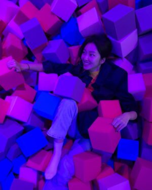 Choi Yu-hwa Instagram - 호주 시드니 5박6일 다녀와서- 
1.대중교통이 잘 되어있어서 구글맵 하나면 지하철 버스 페리 다 헤메지않고 잘 탈수 있다 👍
2.가장 기억에 남는 장소는 Bondi beach. 페리타고 오페라하우스 보면서 가려고 숙소에서 일부러 시간 더 걸리는 방법을 택했는데 갈땐 페리타고 올땐 우버타는거 잘한것 같다. 여행일정이 짧아서 못가본 manly, bronte beach 도 다음에 기회가 된다면 가보고싶다. 바다 색도 이쁘고 모래결도 부드러워서 맨발걷기에도 좋았다. 그리고 주변에 브런치집도 맛있었고 책카페도 있었다. 아이스버그 수영장은 가기전날 태풍피해로 잠정적 폐쇄였다.
(Two forks bondi -치즈멜트 사워도우에 햄추가 샌드위치 추천 )
3. Lincoln’s rock 도 다시 가보고싶다. 아찔한 뷰가 재밌었다. 
4. 시차가 별로 없어서 한국와서도 힘들지가 않다. 
5. 식당추천- 그리스음식 alpha dining 맛있다! 
비싸지만 재밌었던 곳은 the blue door. 오랜만에 손으로 음식 먹어보기도 하고 여러종류 소금 먹어보는것도 재밌었다. 
6. 호텔: 가성비호텔 추천-Hoteloco. 작년 11월에 오픈해서 깨끗하고 뭔가 편하다. 지하철 타고 버스 타고 다녀야하긴 하지만 다 가깝다. 
Capella sydney - 사우나도 있고 호텔 자체가 너무 좋지만 가격을 생각하면 다음에 다른 곳 시도해볼것 같다. 
7. 오히려 카페를 너무 기대해서 그런지 거의다 괜찮지만 인테리어, 커피맛 생각하면 딱히 맘에 드는곳을 발견하지 못했다. 좋은곳 있으면 알려주세요. 
8. Allbirds 문샷(탄소제로신발) 신고 하루 만보씩 걸었는데 가볍고 편하다. 자연도 생각하는 신발이라 올버즈 정말 좋아한다. 모든 여행에 빼놓을수 없는 올버즈. 애정해요. 
9. Go with the flow 2025 🍀🫶