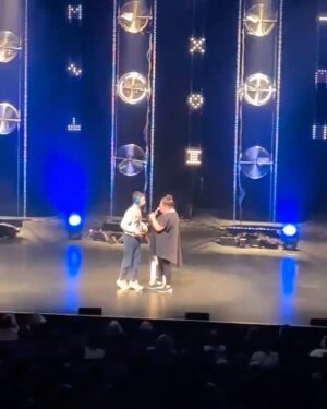 Christine Morency Instagram - Hier, c’était une grande journée pour moi. 🥹

Loïc, mon filleul TSA, a voulu venir voir mon travail. 
J’en parle tout le temps et il a été curieux de comprendre.

Il m’a regardé faire le métier que j’aime et qui me passionne. Dans le confort des loges la majeure partie du temps, mais aussi dans les coulisses, pour m’écouter parler de lui et de sa sortie au planétarium.

Je l’ai même fait rire! 🙃

Avant le spectacle, je lui ai demandé s’il voulait venir voir les gens quand le spectacle serait terminé. Il m’a dit “ok”, mais j’étais 100% certaine que ce serait trop pour lui. C’est beaucoup d’informations et de stimulation à gérer le bruit, les lumières, les gens. 

Mais il l’a fait!!! Par lui-même! 

Il a même parlé dans le micro pour partager avec tout le monde ses jeux préférés. Il a été sur un high tout le reste de la soirée, fier de lui, mais aussi complètement excité de pouvoir dire que maintenant 900 personnes connaissent ses jeux préf! 

Ça m’a cassé. Complètement. Ce petit bonhomme, y’a à peine deux ans, utilisait trois mots clés pour exprimer ses besoins. Et hier, il a fait des phrases complètes, devant UN PUBLIC, pour partager ce qu’il aime. 🥹🥲

Je suis si fière de lui. 🎉

Je t’aime Loïc 💙