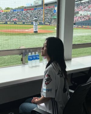 Chung Su-bin Instagram - 첫 시구!!!! 정수빈 선수님을 뵈어서 영광이었습니다🙇🩵
좋은 경험하게 해주셔서 감사합니다!!!!