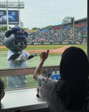 Chung Su-bin Instagram - 첫 시구!!!! 정수빈 선수님을 뵈어서 영광이었습니다🙇🩵
좋은 경험하게 해주셔서 감사합니다!!!!