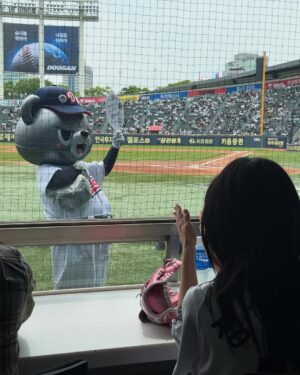 Chung Su-bin Instagram - 첫 시구!!!! 정수빈 선수님을 뵈어서 영광이었습니다🙇🩵
좋은 경험하게 해주셔서 감사합니다!!!!