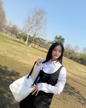 Chung Su-bin Instagram - Celebrating the new prada Re-Nylon Bag
@prada 🤍🪽

#PradaReNylon #adv