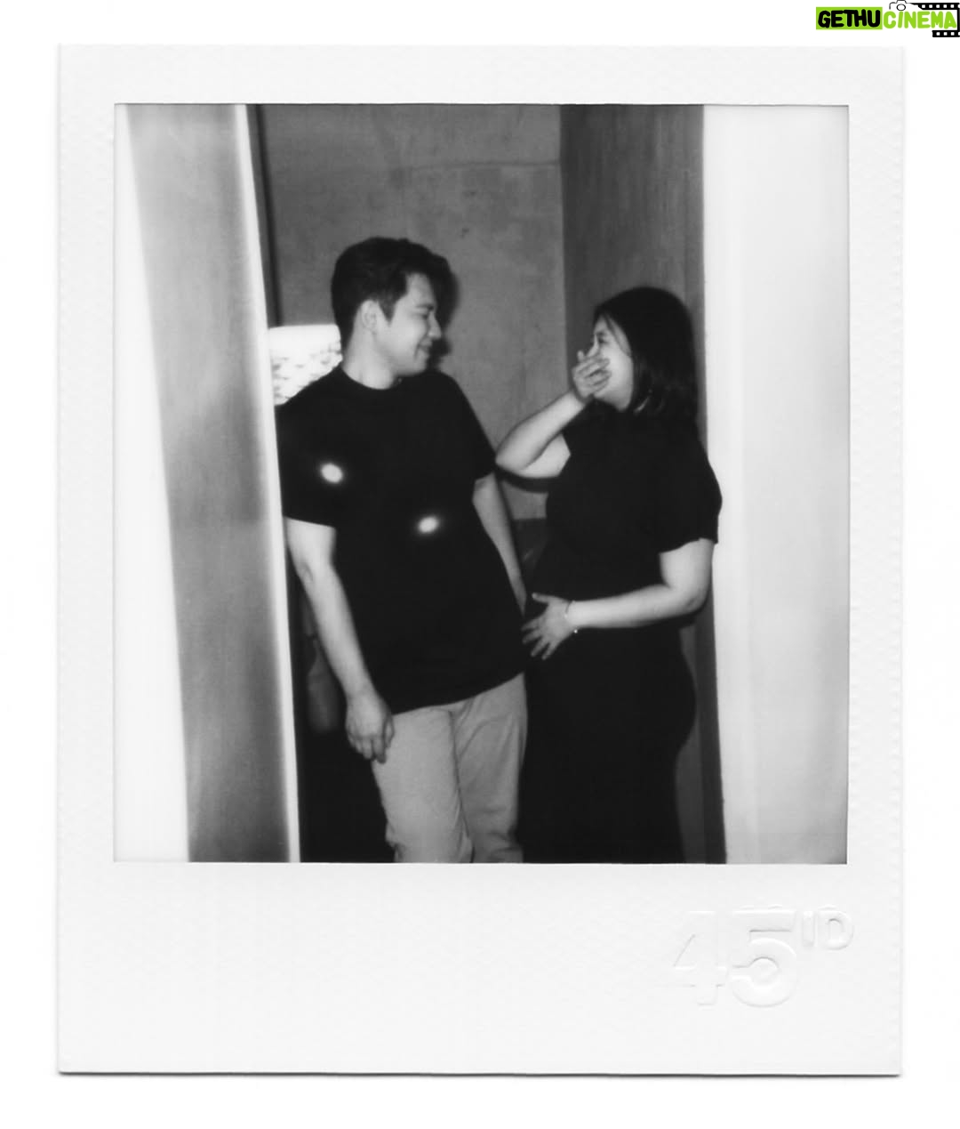 Chung Yoon-hye - 1.4K Likes - 내가 만삭사진이라니...🤰진짜 얼마 안남았다...
여보 준비됐지? D-81 👶🏻💓
살쪘다고 만삭사진 안찍으려고 했는데 진짜 이때 아니면 못 남길 추억이라서 찍길 너무너무 잘했더라고요.
망설이지 마시고 꼭 추억 남겨보세요 👍
#만삭사진 #육아 #임산부 #예비엄빠
만삭촬영 영상은 곧 유튜브 윤혜채널에서 만나요!!
🐯 @jambro8686
👶🏻 @aja2025_
📸 @45id_official @luckyyou55
💇♀️ @moon.cw_
💄 @makeup_u_jini