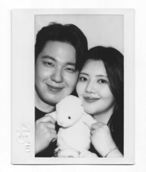 Chung Yoon-hye Instagram - 내가 만삭사진이라니...🤰진짜 얼마 안남았다...
여보 준비됐지? D-81 👶🏻💓
살쪘다고 만삭사진 안찍으려고 했는데 진짜 이때 아니면 못 남길 추억이라서 찍길 너무너무 잘했더라고요.
망설이지 마시고 꼭 추억 남겨보세요 👍
#만삭사진 #육아 #임산부 #예비엄빠
만삭촬영 영상은 곧 유튜브 윤혜채널에서 만나요!!

🐯 @jambro8686 
👶🏻 @aja2025_ 
📸 @45id_official @luckyyou55 
💇‍♀️ @moon.cw_ 
💄 @makeup_u_jini