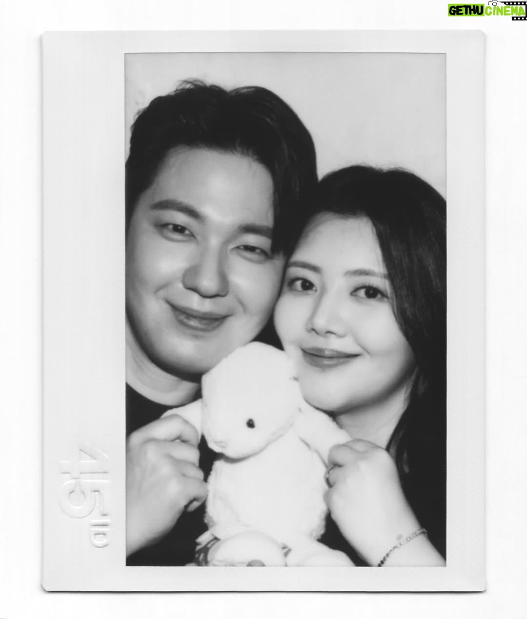 Chung Yoon-hye - 1.4K Likes - 내가 만삭사진이라니...🤰진짜 얼마 안남았다...
여보 준비됐지? D-81 👶🏻💓
살쪘다고 만삭사진 안찍으려고 했는데 진짜 이때 아니면 못 남길 추억이라서 찍길 너무너무 잘했더라고요.
망설이지 마시고 꼭 추억 남겨보세요 👍
#만삭사진 #육아 #임산부 #예비엄빠
만삭촬영 영상은 곧 유튜브 윤혜채널에서 만나요!!
🐯 @jambro8686
👶🏻 @aja2025_
📸 @45id_official @luckyyou55
💇♀️ @moon.cw_
💄 @makeup_u_jini