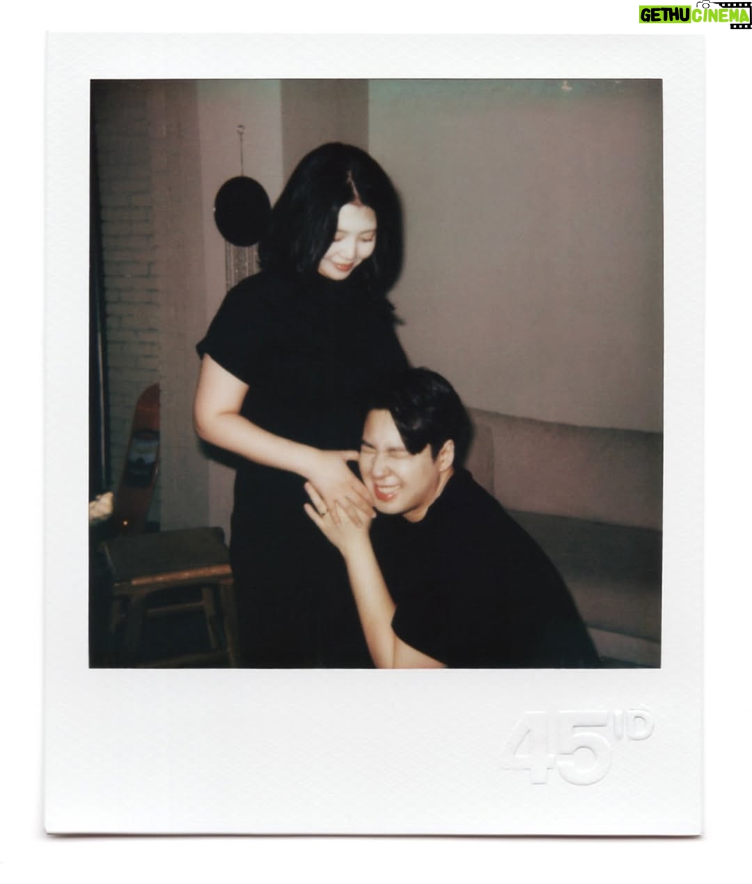 Chung Yoon-hye - 1.4K Likes - 내가 만삭사진이라니...🤰진짜 얼마 안남았다...
여보 준비됐지? D-81 👶🏻💓
살쪘다고 만삭사진 안찍으려고 했는데 진짜 이때 아니면 못 남길 추억이라서 찍길 너무너무 잘했더라고요.
망설이지 마시고 꼭 추억 남겨보세요 👍
#만삭사진 #육아 #임산부 #예비엄빠
만삭촬영 영상은 곧 유튜브 윤혜채널에서 만나요!!
🐯 @jambro8686
👶🏻 @aja2025_
📸 @45id_official @luckyyou55
💇♀️ @moon.cw_
💄 @makeup_u_jini