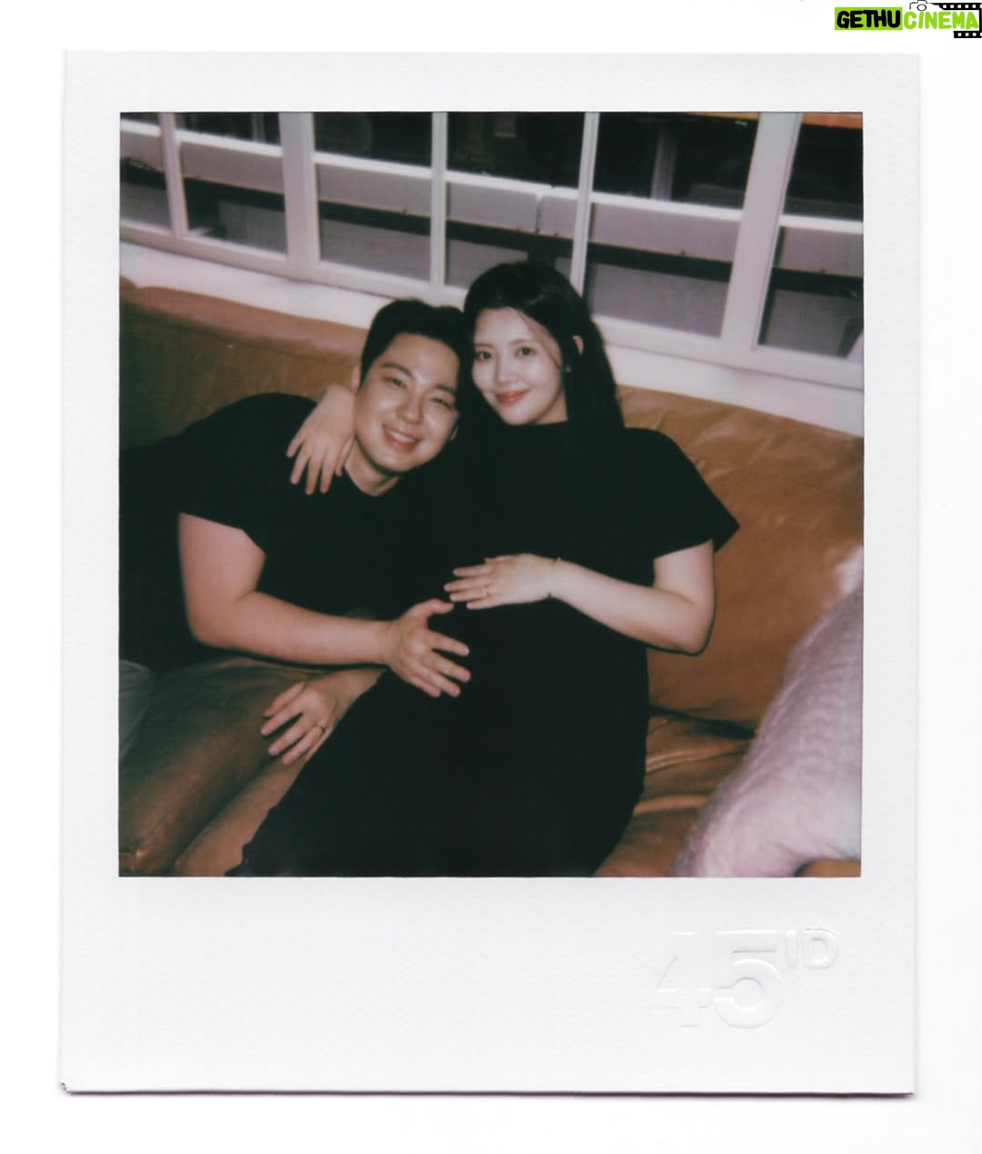 Chung Yoon-hye - 1.4K Likes - 내가 만삭사진이라니...🤰진짜 얼마 안남았다...
여보 준비됐지? D-81 👶🏻💓
살쪘다고 만삭사진 안찍으려고 했는데 진짜 이때 아니면 못 남길 추억이라서 찍길 너무너무 잘했더라고요.
망설이지 마시고 꼭 추억 남겨보세요 👍
#만삭사진 #육아 #임산부 #예비엄빠
만삭촬영 영상은 곧 유튜브 윤혜채널에서 만나요!!
🐯 @jambro8686
👶🏻 @aja2025_
📸 @45id_official @luckyyou55
💇♀️ @moon.cw_
💄 @makeup_u_jini