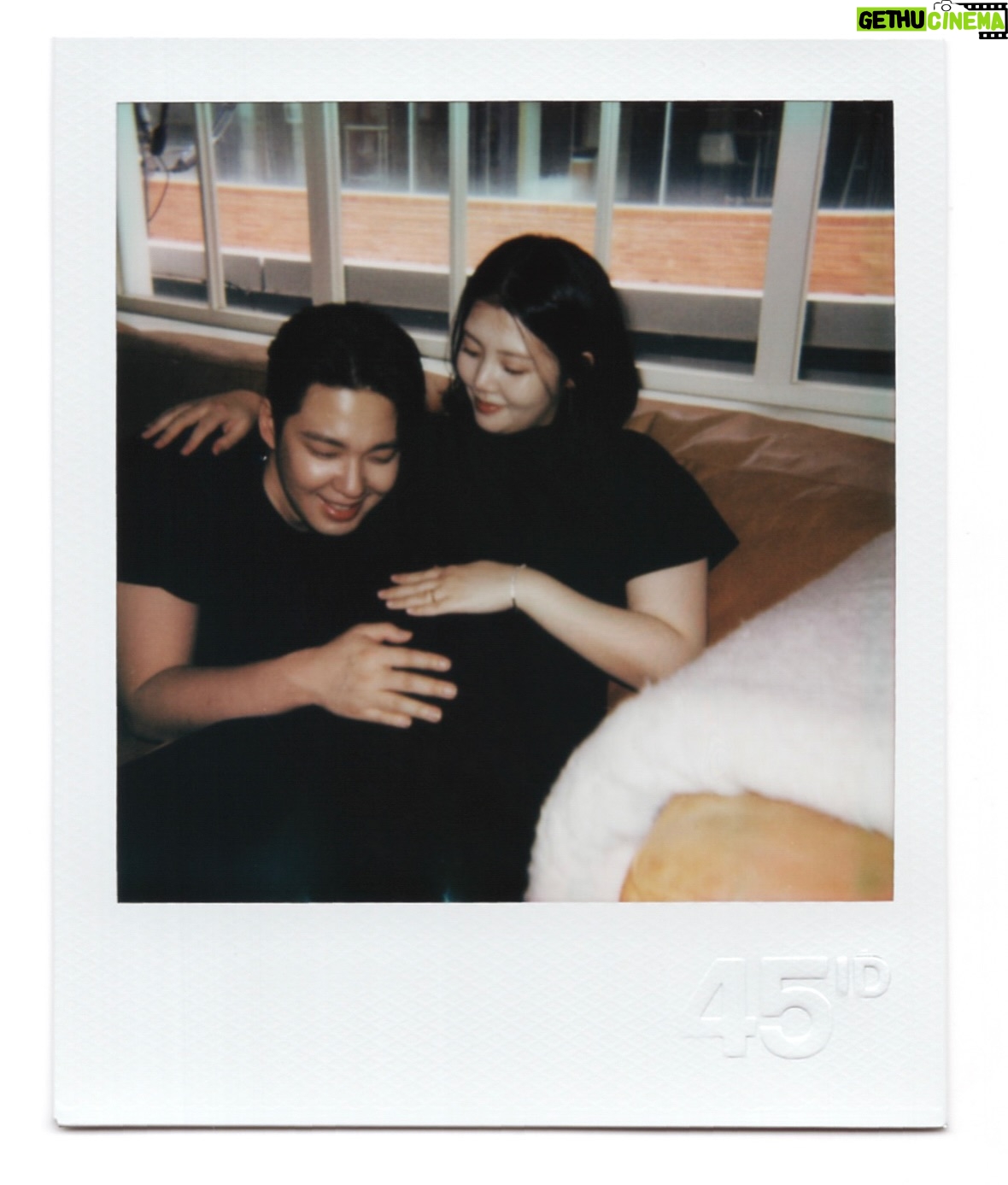 Chung Yoon-hye - 1.4K Likes - 내가 만삭사진이라니...🤰진짜 얼마 안남았다...
여보 준비됐지? D-81 👶🏻💓
살쪘다고 만삭사진 안찍으려고 했는데 진짜 이때 아니면 못 남길 추억이라서 찍길 너무너무 잘했더라고요.
망설이지 마시고 꼭 추억 남겨보세요 👍
#만삭사진 #육아 #임산부 #예비엄빠
만삭촬영 영상은 곧 유튜브 윤혜채널에서 만나요!!
🐯 @jambro8686
👶🏻 @aja2025_
📸 @45id_official @luckyyou55
💇♀️ @moon.cw_
💄 @makeup_u_jini