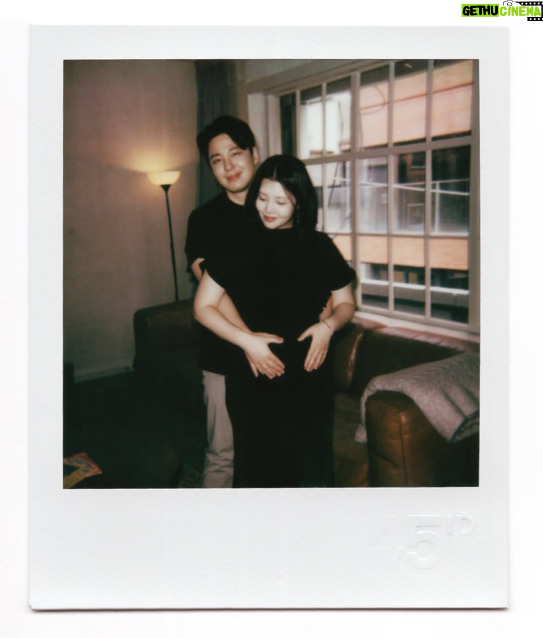 Chung Yoon-hye - 1.4K Likes - 내가 만삭사진이라니...🤰진짜 얼마 안남았다...
여보 준비됐지? D-81 👶🏻💓
살쪘다고 만삭사진 안찍으려고 했는데 진짜 이때 아니면 못 남길 추억이라서 찍길 너무너무 잘했더라고요.
망설이지 마시고 꼭 추억 남겨보세요 👍
#만삭사진 #육아 #임산부 #예비엄빠
만삭촬영 영상은 곧 유튜브 윤혜채널에서 만나요!!
🐯 @jambro8686
👶🏻 @aja2025_
📸 @45id_official @luckyyou55
💇♀️ @moon.cw_
💄 @makeup_u_jini