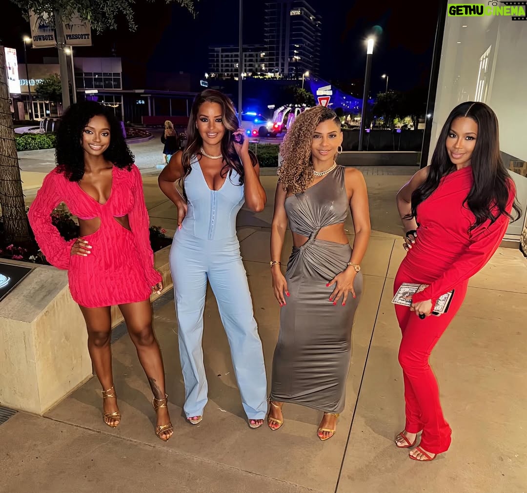 Claudia Jordan - 1.2K Likes - Phenomenal women. 💙 them all like sisters… cause that’s what they are! Fun times at @deelincolnprimesteaks last night! Til next time ladies!!!