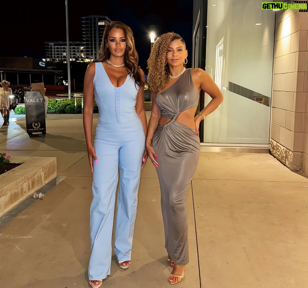 Claudia Jordan - 1.2K Likes - Phenomenal women. 💙 them all like sisters… cause that’s what they are! Fun times at @deelincolnprimesteaks last night! Til next time ladies!!!