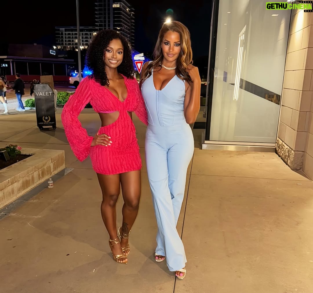 Claudia Jordan - 1.2K Likes - Phenomenal women. 💙 them all like sisters… cause that’s what they are! Fun times at @deelincolnprimesteaks last night! Til next time ladies!!!