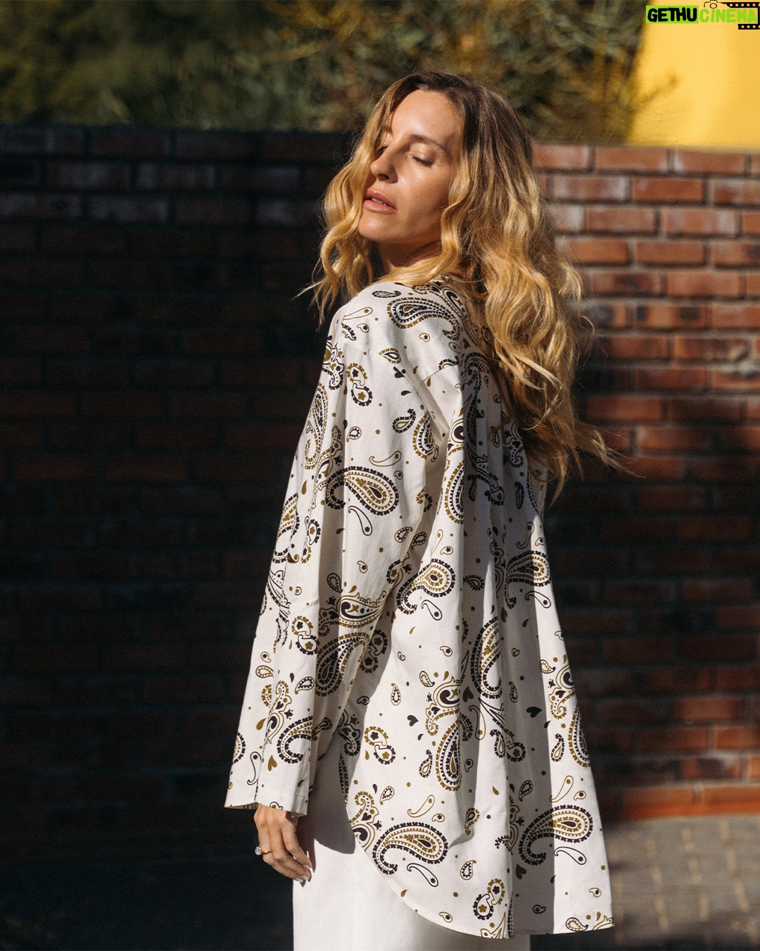 Cloudy Zackrocki - 1.3K Likes - š„ OUT NOW š„
The new @cloudy X Seidensticker Drop ā a tribute to the free-spirited vibes of the '70s!
This collection is all about freedom, self-expression, and effortless style. Inspired by the iconic fashion of the decade, weāve reimagined flowy silhouettes, chic yet comfy fits, and timeless prints to bring that ultimate summer feeling to life.
This drop includes pants and a dress, alongside breezy shirts and versatile pieces that move with you ā whether you're strolling through the city or dancing into the sunset.
The Collection is now available on www.seidensticker.com ā limited availability, size inclusive, worldwide shipping.
#CloudyXSeidensticker #BohoVibes #SummerStyle #SeventiesRevival #EffortlessChic
Talent: @cloudy_z
Fotograf: @moiseymb
Videograf: @victoriacliffe.films
Styling: @cloudy
Hair & MakeUp: @kifftits
Creative Production: @dodo.doesit