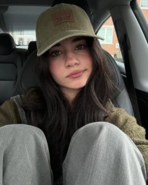 Corina Bradley Instagram - I need spring 🌻 

how’s the weather where you are?