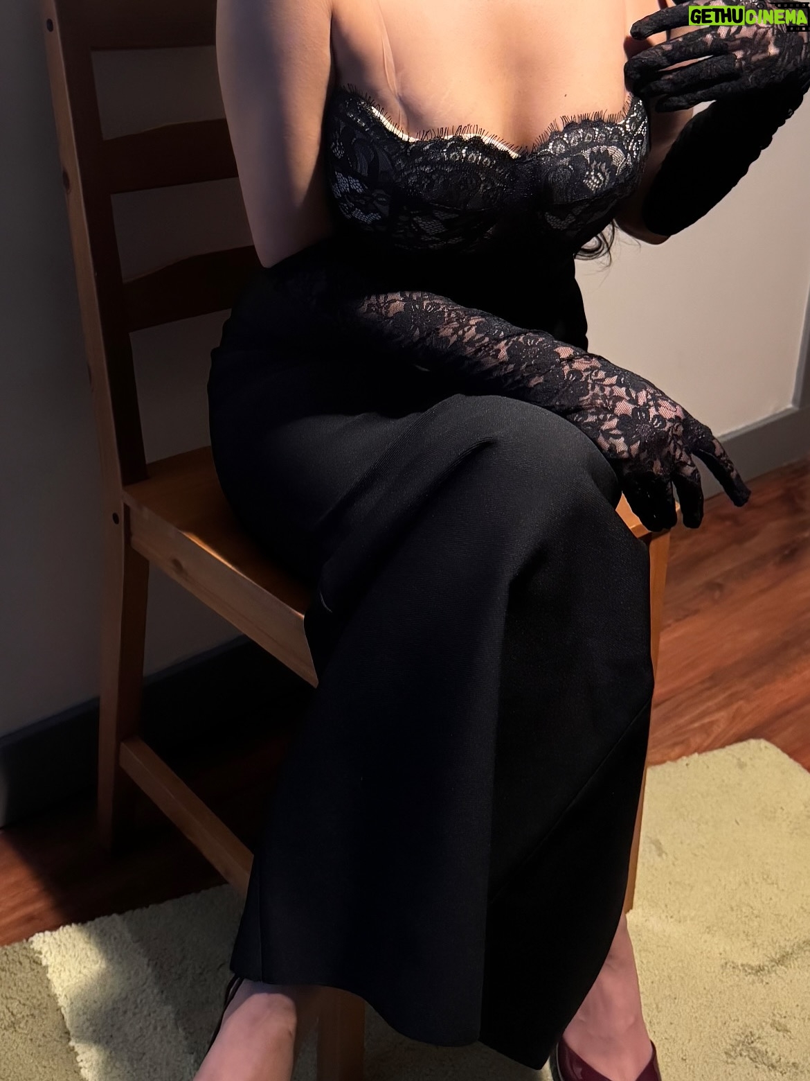 Crazy gamete - 2.6K Likes - Loved this dress from @catchall.official , it’s super comfortable, snatched and if you swipe right to see more pics you’ll see me doing weird pose. 💕
.
.
.
.
.
.
.
.
.
.
#explore #feed #instahits #instadaily #classy #blackdresses #loveit #outfits #collab