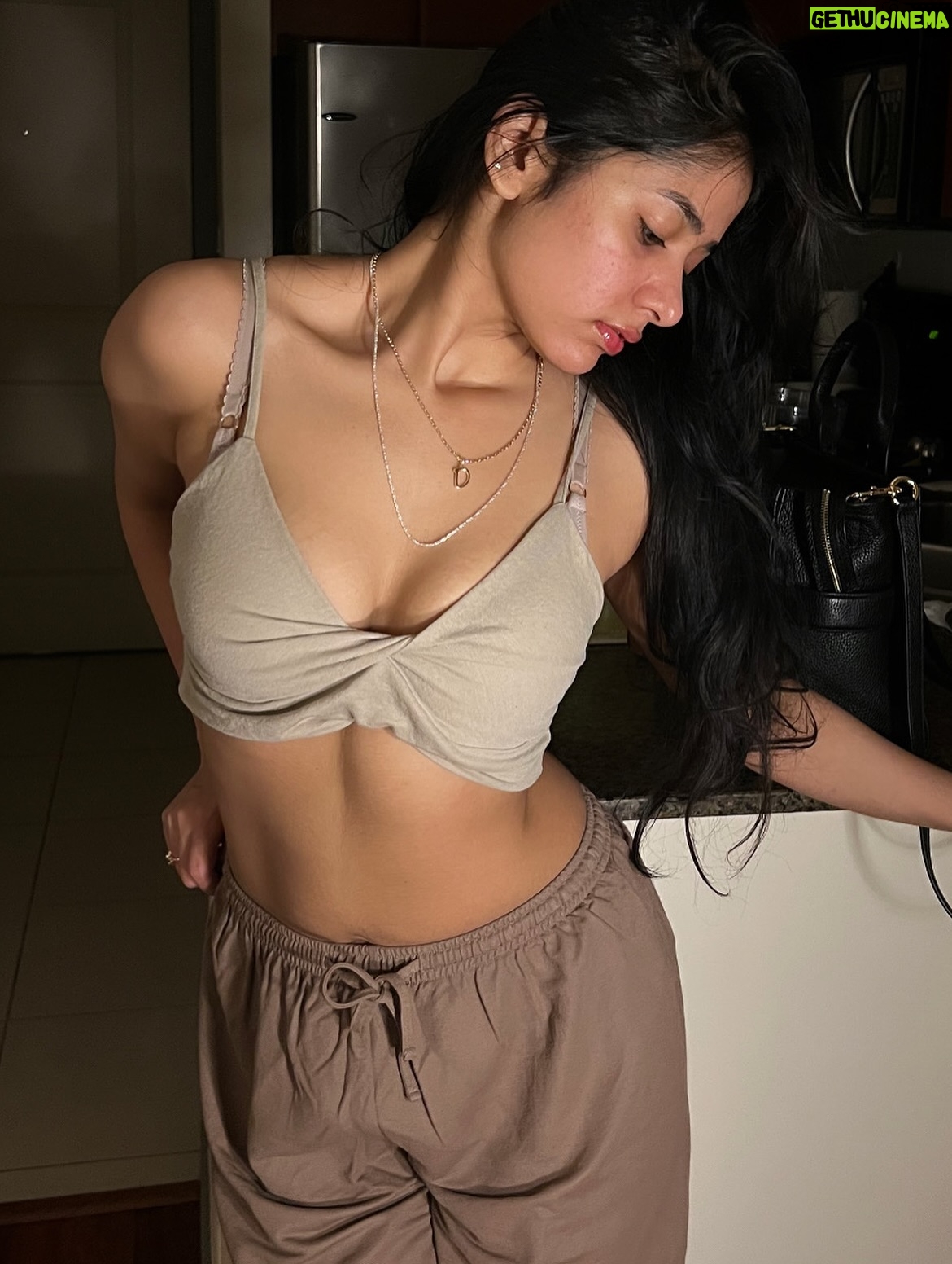 Crazy gamete - 4.5K Likes - Top - @aritzia
Pants - @zara
.
.
.
.
.
.
.
.
#explore #feed #outfit #basicoutfit #instadaily #instahits #loveit #fashion #comfyoutfit