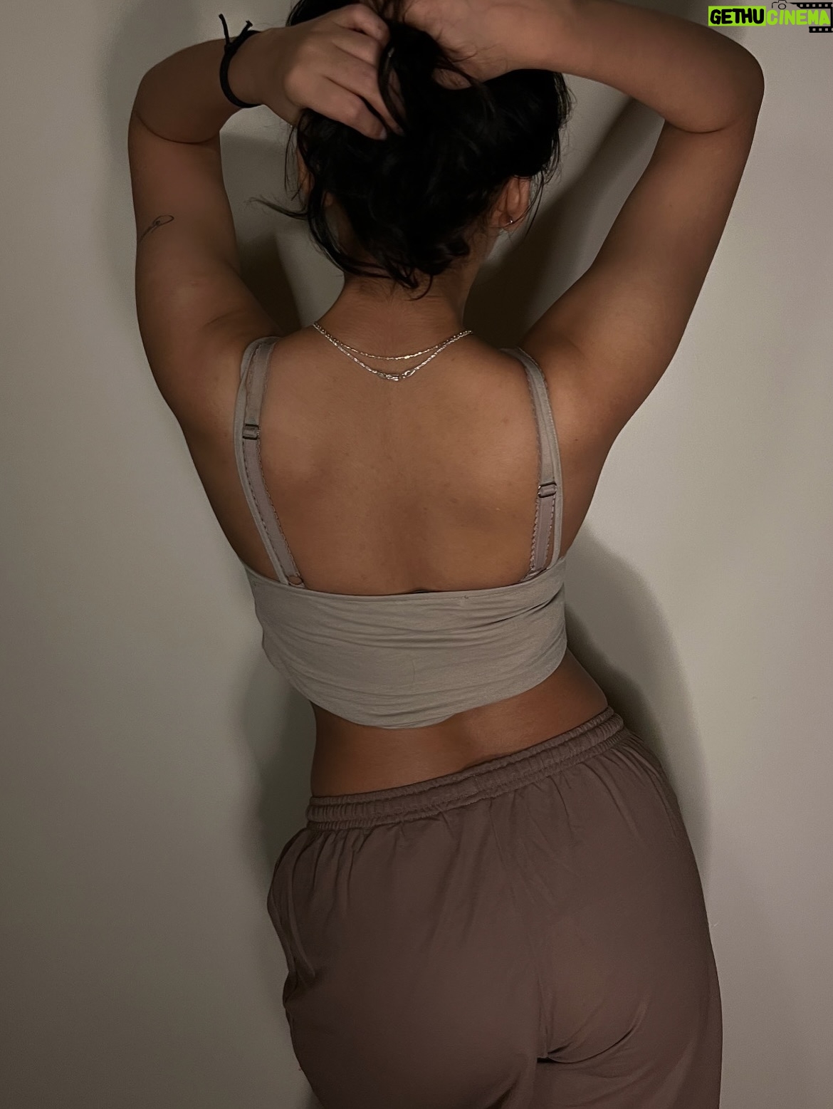Crazy gamete - 4.5K Likes - Top - @aritzia
Pants - @zara
.
.
.
.
.
.
.
.
#explore #feed #outfit #basicoutfit #instadaily #instahits #loveit #fashion #comfyoutfit