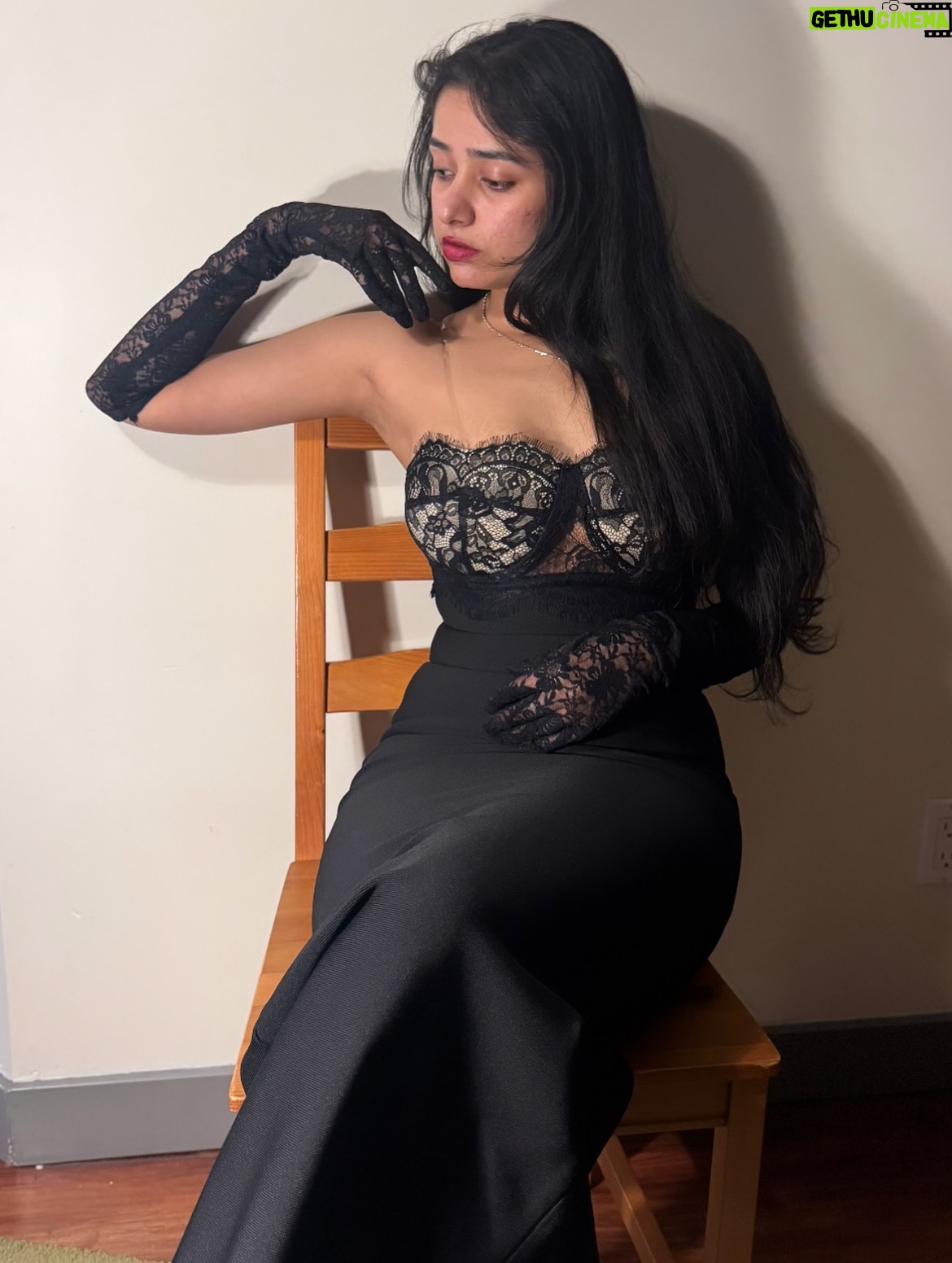 Crazy gamete - 2.6K Likes - Loved this dress from @catchall.official , it’s super comfortable, snatched and if you swipe right to see more pics you’ll see me doing weird pose. 💕
.
.
.
.
.
.
.
.
.
.
#explore #feed #instahits #instadaily #classy #blackdresses #loveit #outfits #collab