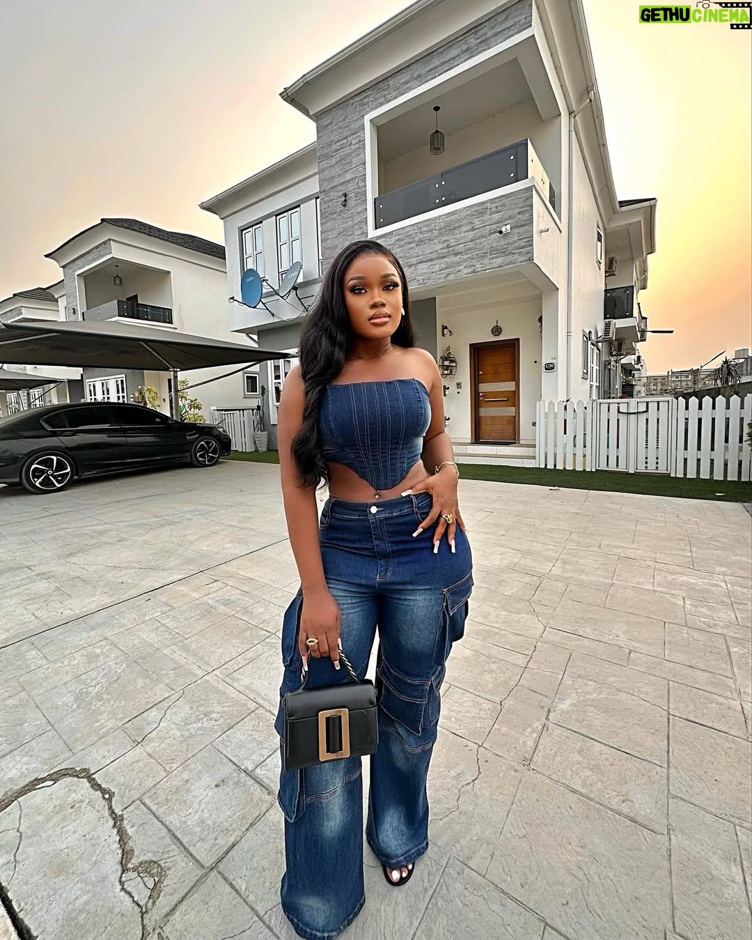 Cynthia Nwadiora - 105.1K Likes - I say make I do fine girl today..😌
Abuja are you ready for tomorrow?
😉
Hair : @cassie_hair
