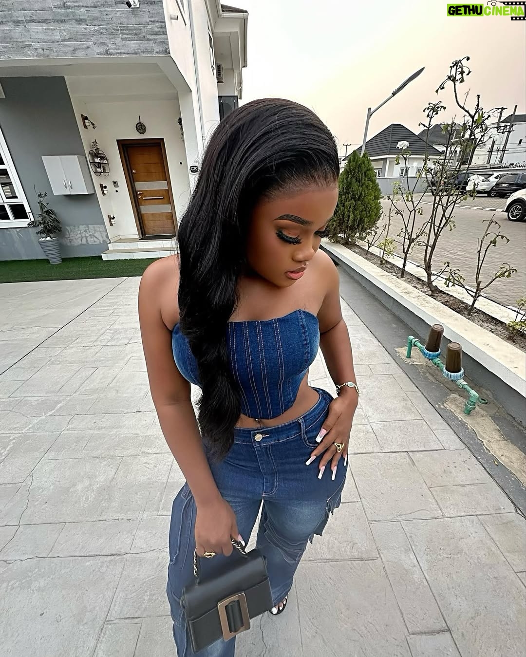 Cynthia Nwadiora - 105.1K Likes - I say make I do fine girl today..😌
Abuja are you ready for tomorrow?
😉
Hair : @cassie_hair