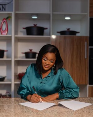 Cynthia Nwadiora Instagram - I am so excited about this one, As a food enthusiast and your new show HOST , my journey into discovering new African recipes and sharing with the world takes a great leap as i will be putting foodies, chefs and cooks from all parts of Africa under financial pressure to make meals on a budget for their favorite celebrities on @urbankitchenshow . 

Join me as we explore Africa and its culture through food with a blend of entertainment and education 
#YourHost