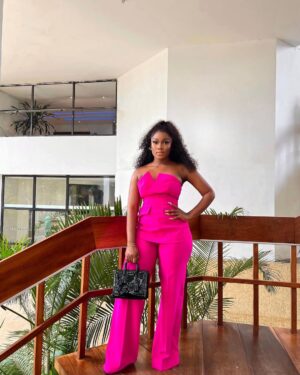 Cynthia Nwadiora Instagram - Easy mode..😉
•
•
•
Hair : @cassie_hair 
Outfit: @nelowoman.rtw 
📸: @brown_of_lagos