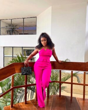 Cynthia Nwadiora Instagram - Easy mode..😉
•
•
•
Hair : @cassie_hair 
Outfit: @nelowoman.rtw 
📸: @brown_of_lagos